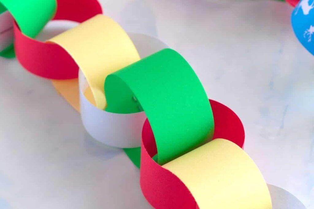 Christmas Paper Chain by Easy Foldable Creations